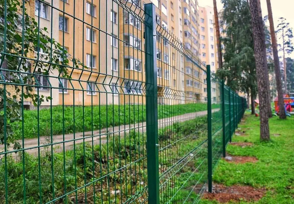 Забор вокруг многоквартирного дома: нормы и правила